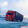 Vrachtwagen van Vroegindewey op een besneeuwde weg in Scandinavië