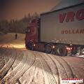 Vrachtwagen van Vroegindewey op een besneeuwde weg in Scandinavië