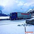 Vrachtwagen van Vroegindewey op een besneeuwde weg in Scandinavië