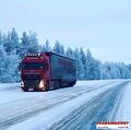 Vrachtwagen van Vroegindewey op een besneeuwde weg in Scandinavië