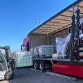Lading wordt geladen of vastgezet in een trailer van Vroegindewey