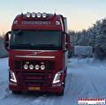 Vrachtwagen van Vroegindewey op een besneeuwde weg in Scandinavië