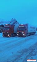 Vrachtwagen van Vroegindewey op een besneeuwde weg in Scandinavië