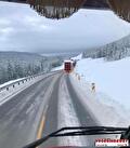 Vrachtwagen van Vroegindewey op een besneeuwde weg in Scandinavië