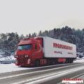 Vrachtwagen van Vroegindewey op een besneeuwde weg in Scandinavië