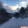 Vrachtwagen van Vroegindewey op een besneeuwde weg in Scandinavië