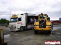 Lading wordt geladen of vastgezet in een trailer van Vroegindewey