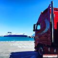 Vrachtwagen van Vroegindewey bij de haven