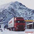 Vrachtwagen van Vroegindewey op een besneeuwde weg in Scandinavië