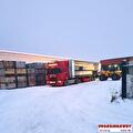 Vrachtwagen van Vroegindewey op een besneeuwde weg in Scandinavië