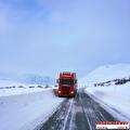 Vrachtwagen van Vroegindewey op een besneeuwde weg in Scandinavië