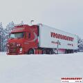 Vrachtwagen van Vroegindewey op een besneeuwde weg in Scandinavië