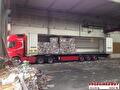 Lading wordt geladen of vastgezet in een trailer van Vroegindewey