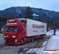 Vrachtwagen van Vroegindewey op een besneeuwde weg in Scandinavië