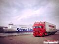 Vrachtwagen van Vroegindewey bij de haven