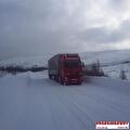 Vrachtwagen van Vroegindewey op een besneeuwde weg in Scandinavië