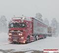 Vrachtwagen van Vroegindewey op een besneeuwde weg in Scandinavië