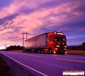 Vrachtwagen van Vroegindewey in de avond