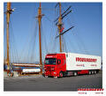 Vrachtwagen van Vroegindewey bij de haven