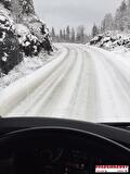 Vrachtwagen van Vroegindewey op een besneeuwde weg in Scandinavië