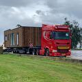 Lading wordt geladen of vastgezet in een trailer van Vroegindewey