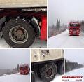 Vrachtwagen van Vroegindewey op een besneeuwde weg in Scandinavië
