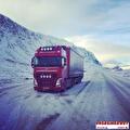 Vrachtwagen van Vroegindewey op een besneeuwde weg in Scandinavië