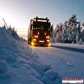 Vrachtwagen van Vroegindewey op een besneeuwde weg in Scandinavië