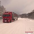 Vrachtwagen van Vroegindewey op een besneeuwde weg in Scandinavië