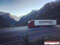Vrachtwagen van Vroegindewey in het Noorse berglandschap