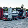 Lading wordt geladen of vastgezet in een trailer van Vroegindewey