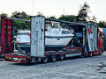 Lading wordt geladen of vastgezet in een trailer van Vroegindewey