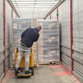 Lading wordt geladen of vastgezet in een trailer van Vroegindewey
