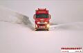 Vrachtwagen van Vroegindewey op een besneeuwde weg in Scandinavië