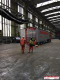 Lading wordt geladen of vastgezet in een trailer van Vroegindewey
