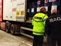 Lading wordt geladen of vastgezet in een trailer van Vroegindewey