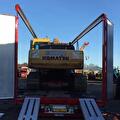 Lading wordt geladen of vastgezet in een trailer van Vroegindewey