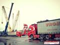 Lading wordt geladen of vastgezet in een trailer van Vroegindewey