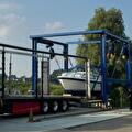 Lading wordt geladen of vastgezet in een trailer van Vroegindewey