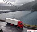 Vrachtwagen van Vroegindewey op een brug in Noorwegen