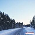 Vrachtwagen van Vroegindewey op een besneeuwde weg in Scandinavië