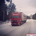 Vrachtwagen van Vroegindewey op een besneeuwde weg in Scandinavië