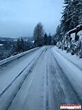Vrachtwagen van Vroegindewey op een besneeuwde weg in Scandinavië