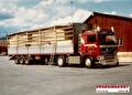 Lading wordt geladen of vastgezet in een trailer van Vroegindewey