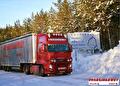 Vrachtwagen van Vroegindewey op een besneeuwde weg in Scandinavië