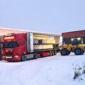 Lastebil fra Vroegindewey på en snødekt vei i Skandinavia