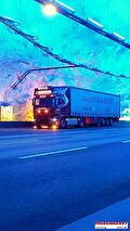 Vrachtwagen van Vroegindewey in de avond