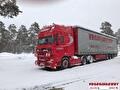Vrachtwagen van Vroegindewey op een besneeuwde weg in Scandinavië
