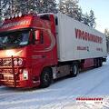 Vrachtwagen van Vroegindewey op een besneeuwde weg in Scandinavië