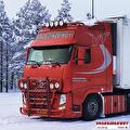 Vrachtwagen van Vroegindewey op een besneeuwde weg in Scandinavië